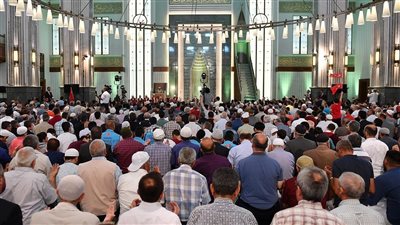  هل يأثم الطالب أو الموظف إذا أُذّن للصلاة ولم يستطع ترك المحاضرة أو العمل؟.. أمين الفتوى يجيب