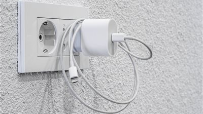 جهاز تنظيم الكهرباء يوجه بضرورة فصل الشواحن بعد شحن الهواتف لتجنب الحرائق