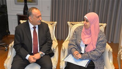 أيقونة التحدي.. محافظ أسيوط يكرم زينب بدر ويوجه بتعيينها بمدرسة للمكفوفين