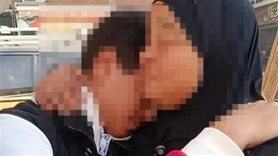 حاضنة نجلها الآخر وتبكي.. انهيار والدة شاب ضحية أصدقائه بالمنوفية خلال محاكمة المتهمين: أنهى حياته بسبب الفضيحة