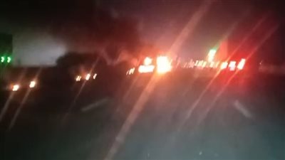 اشتعال النيران في سيارة نقل على الطريق الصحراوي بالإسكندرية 