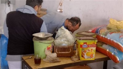 ضبط منتجات غذائية منتهية الصلاحية في حملة تموينية بالوادي الجديد| صور