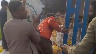 جدعنة الصعايدة.. أهالي دشنا ينقذون سائقًا ويجمعون بضاعته بعد انقلاب سيارة نقل بقنا