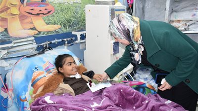 نائب رئيس جامعة بنها للدراسات العليا توزع الهدايا على أطفال الغسيل الكلوي ووحدة أمراض الدم بالمستشفى الجامعي