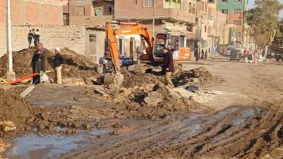 محلي الواسطى يواصل حل مشكلة انسداد البلاعات في قرية إنفسط