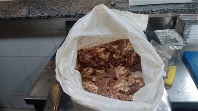 ضبط مطعمين لحيازة لحوم وأجزاء دواجن وسلع مجهولة المصدر ببنها