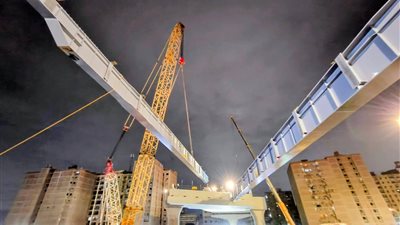 وزنها 140 طنا.. رفع وتركيب كمرات محور عمرو بن العاص أعلى الطريق الدائري| صور