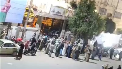 11 جثمانا.. انهيار أهالي ضحايا حادث تصادم سيارتين أمام مشرحة مستشفى المنيا