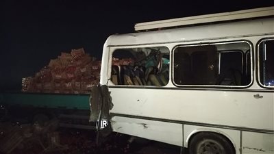 إصابة 21 شخصًا في حادث تصادم سيارة نقل بأتوبيس على الطريق الصحراوي الشرقي ببني سويف 