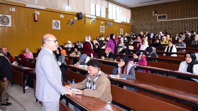 رئيس جامعة سوهاج يتابع امتحانات الفصل الدراسي الأول بكلية التربية النوعية