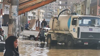 بدء إصلاح كسر مفاجئ في خط مياه بشارع الخدمة الاجتماعية ببنها 