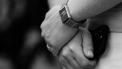 أرسل لها ألفاظا خارجة عبر واتساب.. التحقيق مع معلم لغة عربية تحرش بتلميذة بالمرحلة الإعدادية بالمطرية