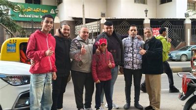 شباب شبين الكوم يوزعون وجبات على أهالي مرضى معهد الكبد بالمنوفية