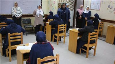 محافظ بني سويف يتابع سير امتحانات النقل بالمعهد الفني للتمريض