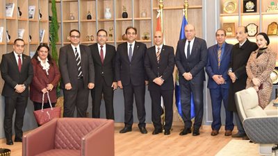 الدكتور محمد نمر مناقشا.. حصول الباحث أيمن عمارة على الدكتوراة في دور إدارة علاقات العملاء الإلكترونية 