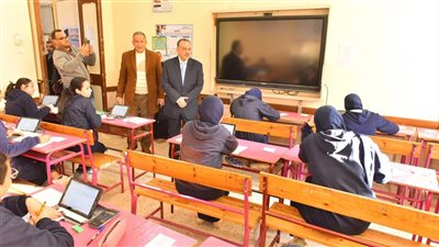 محافظ أسيوط يطمئن على انتظام امتحانات صفوف النقل ويوجه بتوفير بيئة آمنة للطلاب