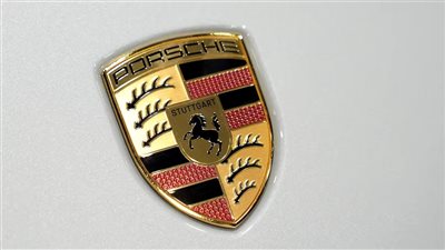 الحصان الأسود.. تعرف على قصة شعار علامة بورش الألمانية