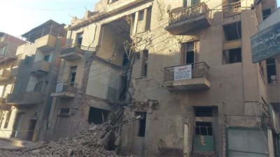 محافظ القليوبية يوجّه بتشكيل لجنة فنية هندسية بعد انهيار جزئي من مبنى قديم بمدينة بنها