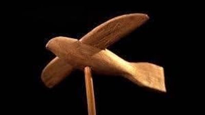 المتحف المصري بالتحرير يعرض قطعة أثرية لنموذج طائر مصنوع من خشب الجميز