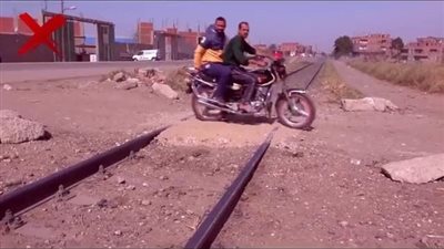 النقل تحذر: المعابر غير الشرعية على قضبان السكك الحديدية تهدد الأرواح وتعرقل حركة القطارات