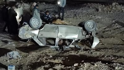 مصرع شخص وإصابة اثنين آخرين في حادث انقلاب ملاكي على طريق أسيوط سوهاج الصحراوي الغربي