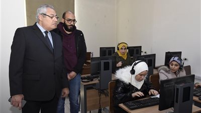 نائب رئيس جامعة عين شمس للتعليم يتابع امتحانات الفصل الدراسي الأول بكليتي التجارة والألسن