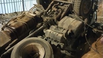 سقوط مقطورة سيارة نقل في حفرة بالمقطم| صور