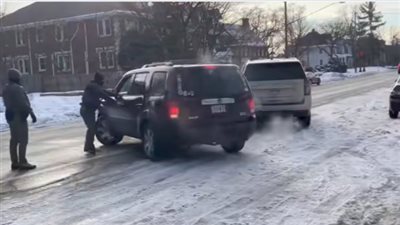 رغم الاحتجاجات.. ملياردير أمريكي يعلن تبرعه بـ10 آلاف دولار للضابط قاتل سيدة مينيسوتا 