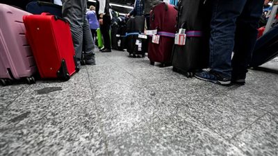 إلغاء 102 رحلة جوية بمطار فرانكفورت بسبب الثلوج والجليد 