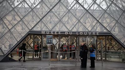 أزمة مستمرة.. إغلاق متحف اللوفر في باريس بسبب احتجاجات الموظفين بعد سرقة 102 مليون دولار
