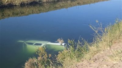 استمرت الجولة دون معوقات وإصابة السائق.. تفاصيل انقلاب سيارة مدير مكتب محافظ أسوان بترعة خلال جولة رسمية