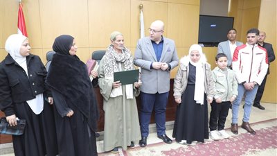 محافظ بني سويف يلتقي المجلس الاستشاري ويُكرم أسرة أحد أعضائه الراحلين تقديرًا لعطائه المجتمعي