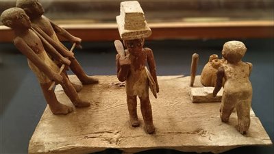 المتحف المصري بالتحرير يعرض نموذجًا نادرًا يجسد عمال المغاسل في مصر القديمة