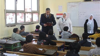 تعليم الجيزة: تطبيق الخصم من مكافآت الامتحانات على أي تقصير أو تأخير يؤثر على انتظام اللجان