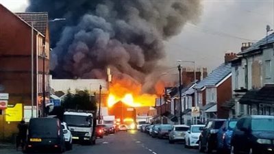 سحب دخان سوداء وانفجارات تهز وولفرهامبتون الإنجليزية.. وتحذيرات من حادث سام