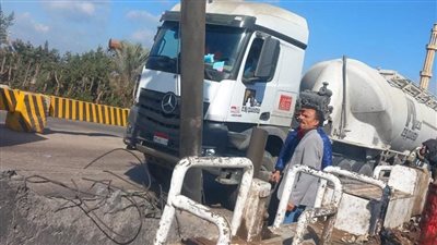 عودة الحركة المرورية لطبيعتها بعد اصطدام سيارة نقل بعمود إنارة على طريق بنها كفر شكر