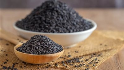 غني بالألياف والبروتينات.. فوائد السمسم الأسود للجسم