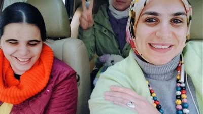 قلبي ابتسم من دعواتها ليا.. منشور لوالدة فتاة خلال توصيلها للامتحان يثير تعاطف مواقع التواصل