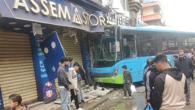 السائق تعرض لأزمة صحية.. أول رد من النقل العام بالإسكندرية على تصادم أتوبيس بمحل تجاري