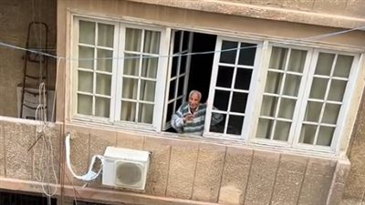 بيتونس بينا.. فتاة توثق لحظة يومية لمُسن جارها في العمل يحرص على الاطمئنان عليها وزملاءها