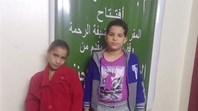 حسوا أنهم عبء على والدتهم.. جد صغيرين يستغيث بعد هروبهما: مرضى أورام وأمهم بتلف بيهم على المستشفيات |خاص