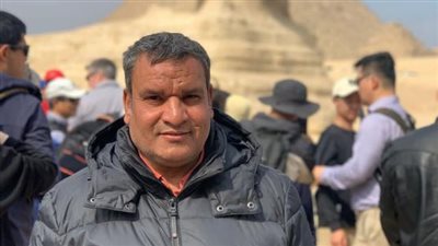 أبهرت السائحين.. أول تعليق من مدير تشغيل أهرامات الجيزة على أداء عاملة نظافة بالمنطقة