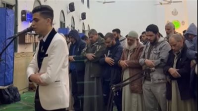 بدأت حياتي برضا ربنا.. أول تعليق من العريس إمام المصلين في يوم زفافه | خاص 