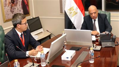 الكهرباء تبحث التعاون مع شركة صينية لإقامة أول مصنع لتوربينات الرياح في مصر