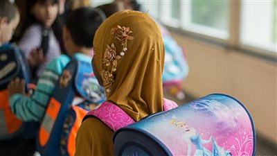 حرمان من الطفولة.. باحث شرعي يثير الجدل وينتقد إلزام الطفلة بالحجاب قبل البلوغ