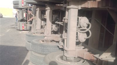 إصابة سائق في انقلاب تريلا بالطريق الصحراوي الغربي بأسيوط│صور