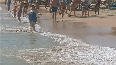 ارتفاع الأمواج بشواطئ شرم الشيخ وسط إقبال السائحين