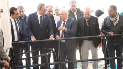 محافظ قنا خلال الافتتاح    