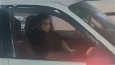 القبض على سائق لارتكابه فعلًا فاضحًا داخل سيارته أمام سيدة