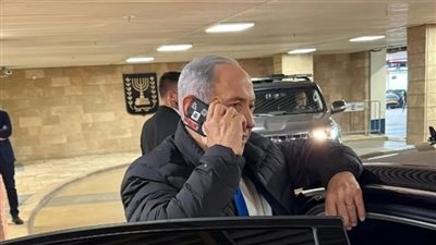 صورة لـ نتنياهو تُشعل جدلًا واسعًا بسبب شريط لاصق على كاميرا هاتفه.. ما القصة؟ 